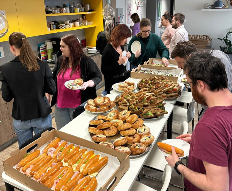 Společná snídaně zpříjemnila čtvrteční ráno v kanceláři