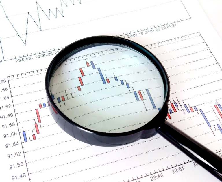 Deficit vládních institucí za rok 2025 dosáhl nedobrých 2,1 % HDP