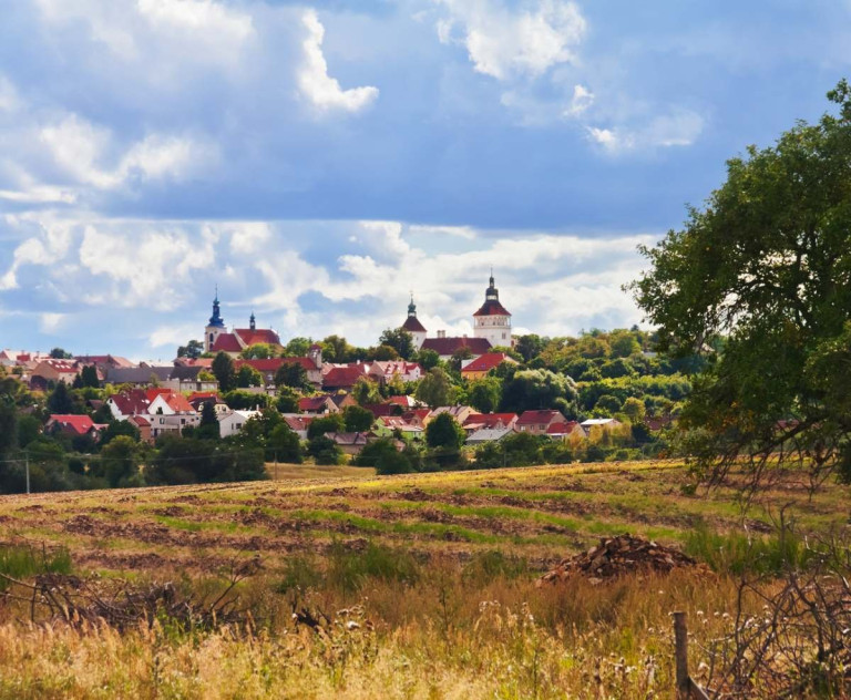 Potvrzeno: V roce 2025 obce zachraňovaly vládu