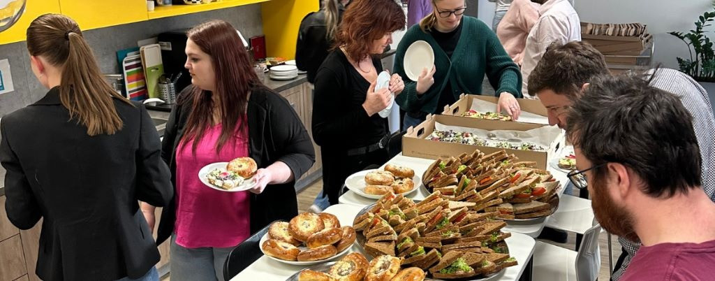Společná snídaně zpříjemnila čtvrteční ráno v kanceláři